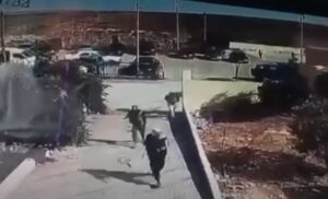Imagen de cámara de seguridad relacionada con el ataque a una iglesia en Karak, Jordania, en octubre de 2026.